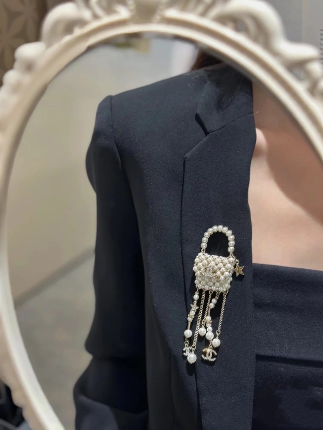 Chanel brooch CE89982